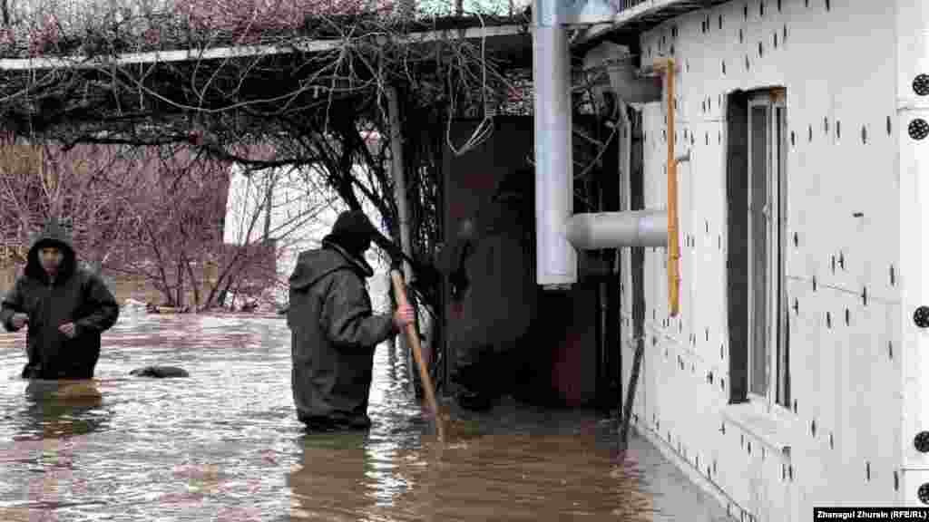 Талые воды подтапливают жилые дома в Актюбинской области. В регионе резко потеплело около недели назад, снег начал таять. Репортёр Азаттыка в Актобе съездила в Кобдинский район, который страдает от паводков 
