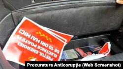 În urma perchezițiilor, au fost ridicate înscrisuri de ciornă, telefoane mobile și alte obiecte relevante pentru urmărirea penală.
