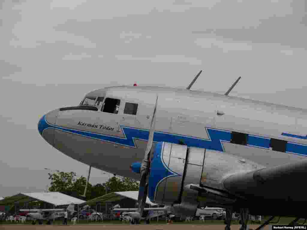 Avionul Lisunov Li-2, fabricat în Uniunea Sovietică, înainte de jumătatea secolului trecut, a fost prezent la BIAS. Acesta a jucat un rol important în timpul celui de-Al Doilea Război Mondial, după care a fost introdus în flotele companiilor aeriene. 