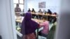 Një numër i grave mësojnë të shkruajnë e lexojnë në një qendër të organizatës The Ideas Partnership (TIP) në Fushë Kosovë.