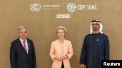 Secretarul general ONU, Antonio Guterres, președinta CE, Ursula von der Leyen, și șeful COP28 din Emiratele Arabe Unite, șeicul Mohamed bin Zayed Al Nahyan, în Dubai, Emiratele Arabe Unite, 1 decembrie 2023.