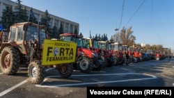 Fermierii au protestat cu tehnică agricolă în fața Guvernului timp de aproximativ o lună: în noiembrie - decembrie 2023