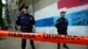 Полицијата ги блокира улиците околу училиштето Владислав Рибникар во Белград, Србија, среда, 3 мај 2023 година.