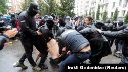 Policija privodi demonstranta tokom protesta zbog predloga zakona o "stranim agentima", Tbilisi, 13. maj 2024.