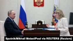 Керівник РФ Володимир Путін і уповноважена при президенті Росії з прав дитини Марія Львова-Бєлова, березень 2023 року