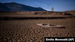 O canoe abandonată pe pământul crăpat al rezervorului Sau, care a ajuns la numai 5% din capacitatea sa, în Vilanova de Sau, la circa 100 km nord de Barcelona, Spania.