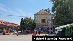 Kárpátaljai menekültek várakoznak az utcán, miután 2024. augusztus 21-én el kellett hagyniuk a szállást, ahol addig laktak