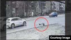 Момент автонаезда попал на камеры видеонаблюдения.