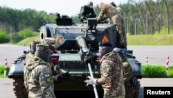 Soldați ucraineni se antrenează la o bază militară germană din Klietz, în estul Germaniei, în mai 2023.