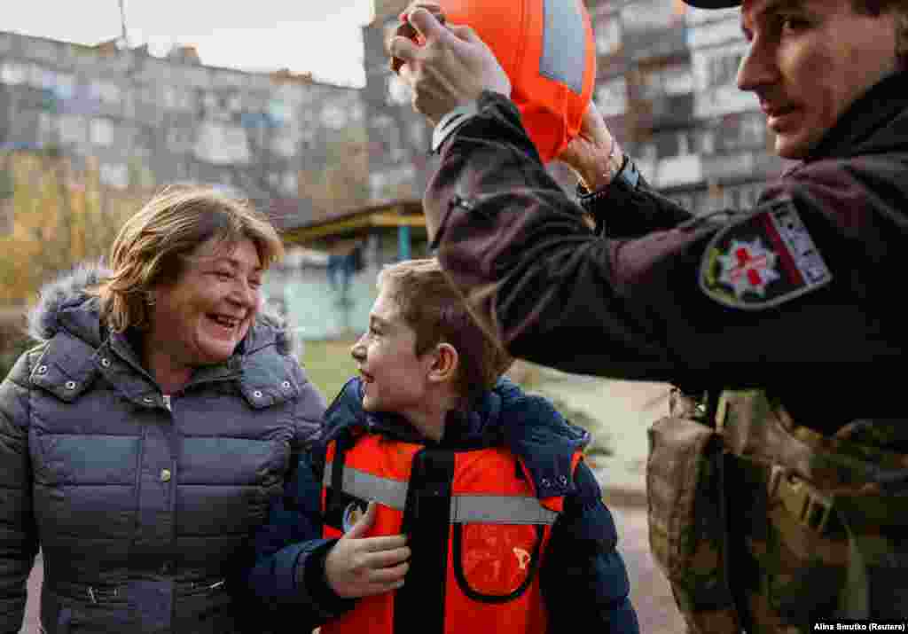 Денис та його мама Ольга Скачкова прибули до пункту тимчасового притулку. Зі свого будинку поблизу лінії фронту вони були змушені тікати через війну й стали внутрішньо переміщеними особами (ВПО). Після повномасштабного вторгнення Росії в Україну в лютому 2022 року приблизно 5,1 мільйона людей були змушені покинути свої домівки і зараз є внутрішньо переміщеними особами
