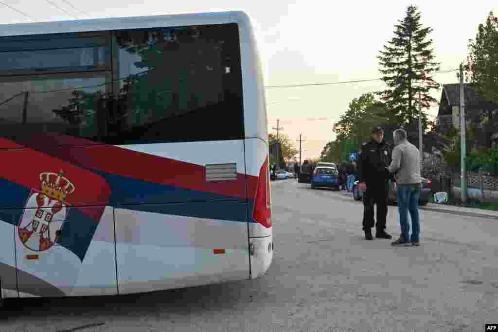 Полицаец во разговор со локални жители.