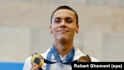 David Popovici, campion olimpic la natație, a îndemnat oamenii să voteze în turul al doilea „inteligent”.