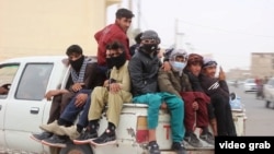 Mii de afgani disperați fac călătorii riscante în Iran pentru a căuta un loc de muncă.
