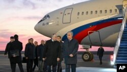 Рускиот претседател Владимир Путин (лево) разговара со неговиот казахстански колега, Касим-Жомарт Токаев, по пристигнувањето во Астана на 9 ноември, 2023.