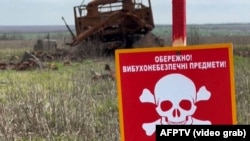 На початку квітня Державна служба з надзвичайних ситуацій повідомила, що з лютого 2022 року через вибухонебезпечні предмети в Україні загинули 336 людей, з них 18 дітей