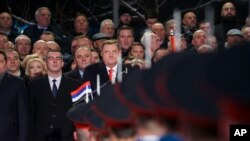 Predsednik Republike Srpske Milorad Dodik (u sredini) tokom defilea povodom neustavnog praznika Dan RS. Pored Dodika stoji Vladimir Orlić, predsedavajući odlazećeg saziva Narodne skupštine Srbije, Banjaluka, 9. januar 2024.
