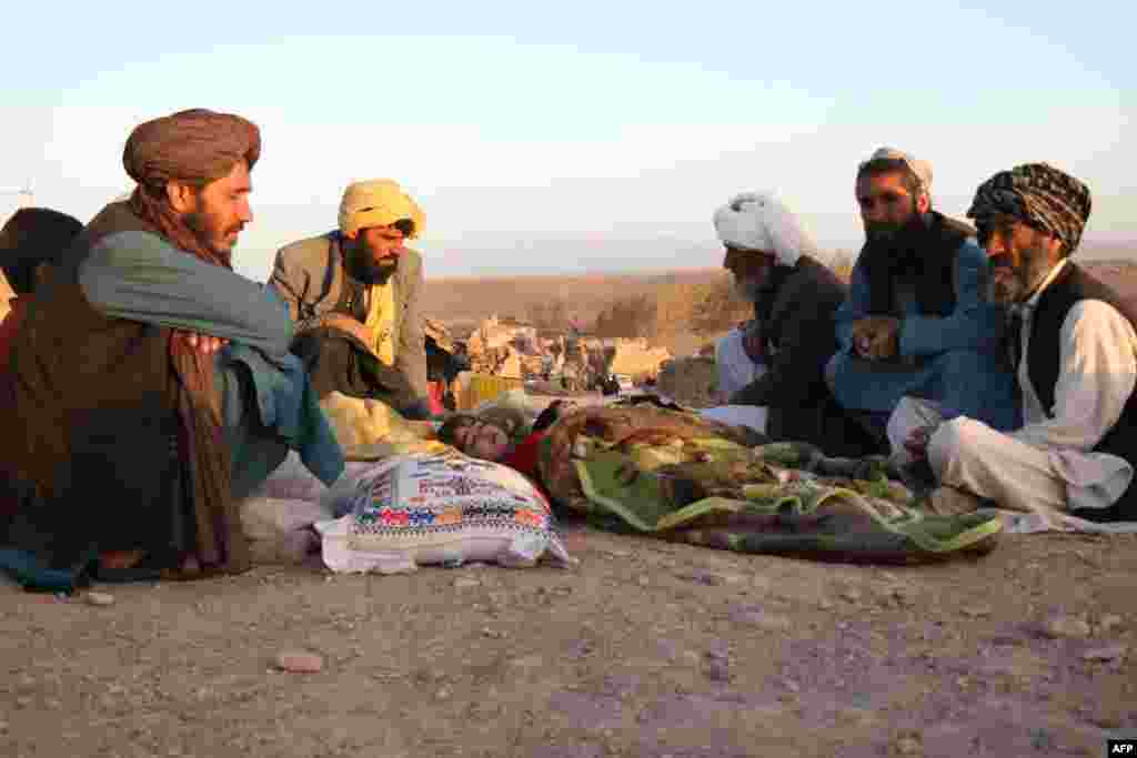 دا هم د زنده جان ولسوالۍ یو شمېر اوسیدونکي د خپل یوه خپلوان ماشومان جسد ته ناست دي 