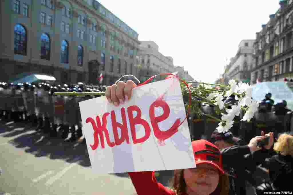 30 жніўня. «Марш міру і незалежнасьці» ў Менcку. Трэці нядзельны вулічны пратэст сабраў некалькі соцень тысяч чалавек