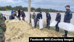 Autoritățile fortifică digurile de protecție pe unele porțiuni de drum din apropierea satului Sărata Nouă, raionul Leova.