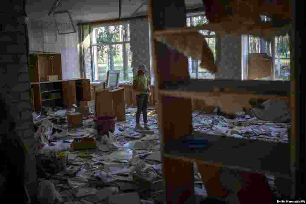 „Când școala mea a fost bombardată, m-am îngrozit. Locuim în apropiere. Ferestrele noastre au fost avariate, iar mama mea era să moară pentru că ușa aproape că a apăsat-o de perete. Iar candelabrul aproape că a căzut peste mine”, a spus Karina, în vârstă de 10 ani. 