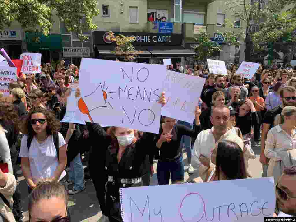 "Ne znači ne" bio je jedan od transparenata tokom protesta u Prištini protiv nasilja nad ženama i djevojčicama.