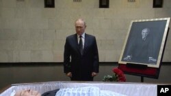 Говорителят на Кремъл каза, че Путин "се е отбил" в Централната клинична болница по-рано през деня, за да се сбогува с Горбачов