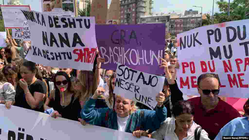 Uz skandiranja "Zaštita djevojaka i žena", "Država je kriva", "Silovanje je zločin", "Ne znači ne", "Ne osjećam se sigurno", "Koliko još?", građani su marširali od trga Zahir Pajaziti prema zgradi Sudskog vijeća Kosova i Vlade Kosova. 