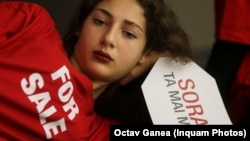 Organizațiile neguvernamentale sunt principalul sprijin pentru victimele traficului de persoane. (Imagine a unui voluntar din București care atrage atenția asupra cazurilor de trafic de persoane)