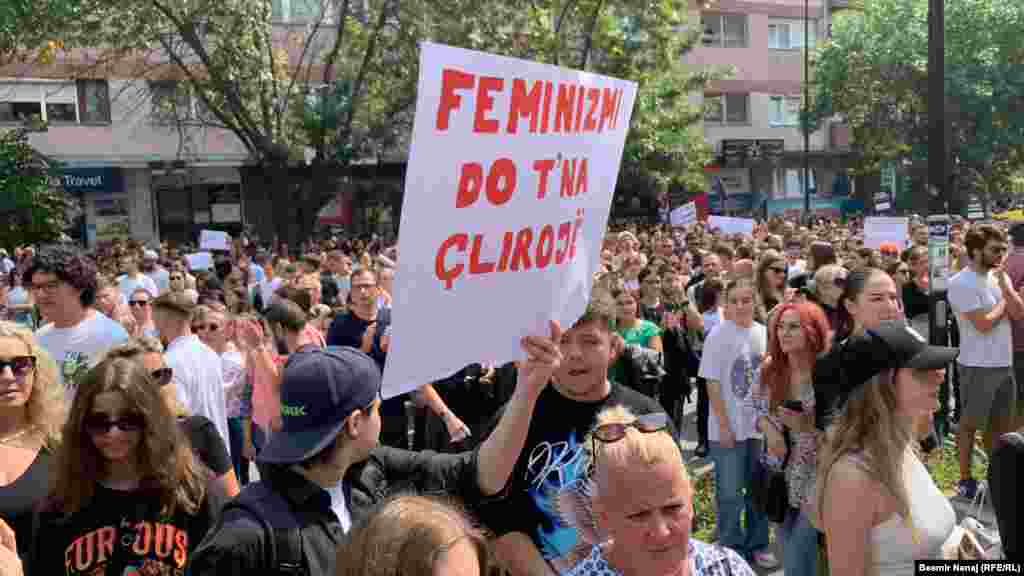 Demonstranti su poručili da slučaj silovanja 11-godišnje djevojčice u Prištini nije samo "ružan i tužan događaj", već "manifestacija sistemskog nasilja koje djevojčice i žene na Kosovu svakodnevno doživljavaju".
