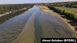 Râul Nistru este principala arteră de apă a Republicii Moldova. Din cauza secetei, debitul râului a scăzut și cu peste 60%, nota Europa Liberă Moldova, pe 28 iulie 2022.