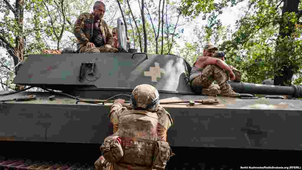 За лічені хвилини так і стається. Екіпаж вантажиться, готується до бою, і машина 2С1 виривається у поле – на вогневу позицію.