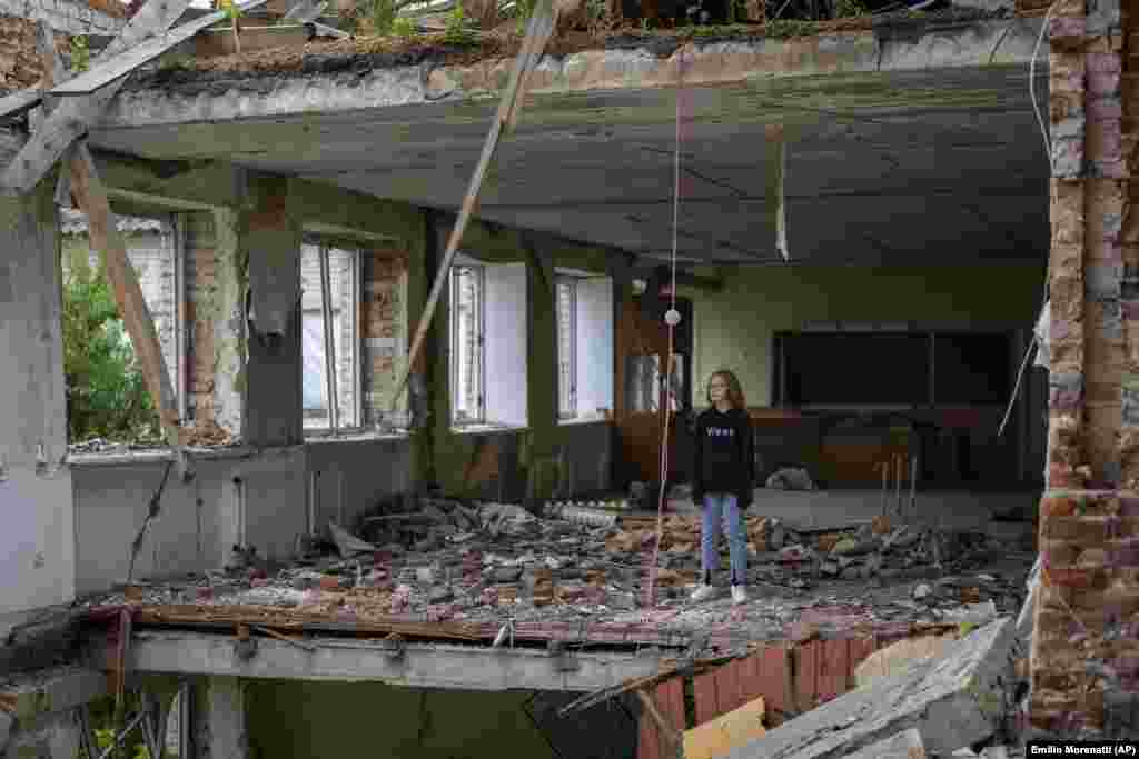 „Sunt foarte tristă. Nu pot să cred că acest lucru s-a întâmplat cu școala mea”, a spus Skiban, în vârstă de 12 ani. Ea stă în același loc în care era banca ei, înainte ca liceul Mykhailo-Kotsyubynske să fie bombardat de forțele rusești pe 4 martie, în Cernigău, Ucraina.