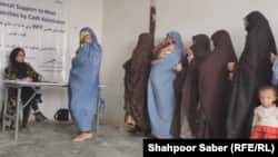 د ملګرو ملتونو يوه کارکوونکې چې نورو ښځو ته خدمات وړاندې کوي، ارشيف