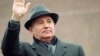 Mihail Gorbaciov la tribuna din Piața Roșie de la Moscova, 7 noiembrie 1989