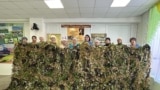 <p>Ишембай районы Көзән авылында мәктәп һәм клуб хезмәткәрләре Украинадагы сугыш өчен маскировка челтәре үргән. Русия саклану министрлыгы сугышы өчен бөтен кирәк-яраклар бар дисә дә, һәр төбәктә гади кешеләр һуманитар ярдәм җыярга мәҗбүр.