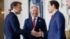 Președintele francez, Emmanuel Macron, îi strânge mâna, la Palatul Élysée, secretarului de stat american, Marco Rubio, sub privirile lui Steve Witkoff, emisarul special al președintelui american, Donald Trump, 17 aprilie 2025. 
