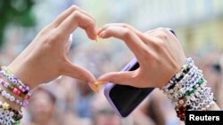 Fanii lui Swift s-au adunat în număr mare la Viena după anularea concertelor ca să-și exprime dragostea pentru idolul lor, dar și dezamăgirea că nu o să o vadă live.