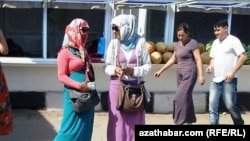 Türkmenistanda dollaryň gara bazar söwdagärleri.