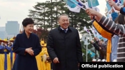 Қазақстан мен Оңтүстік Корея президенттері Нұрсұлтан Назарбаев пен Пак Кын Хе. Сеул, 10 қараша 2016 жыл.