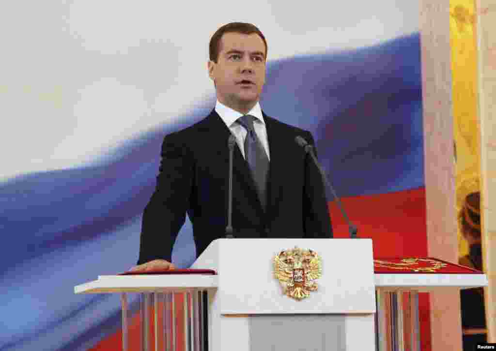 Дмитрий Медведев был приведен к присяге в качестве президента в Кремле 7 мая 2008 года. На следующий день Медведев назначил Путина премьер-министром, как и обещал во время избирательной кампании. Путина и Медведева нередко называли в прессе «правящим тандемом».