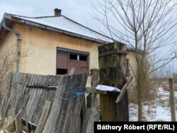 Krisztiánnak is jönnek még a levelei. Itt nemhogy postaláda, kerítés sincs. A postás rutinosan évek óta egy léchez gumírozza a küldeményeket.