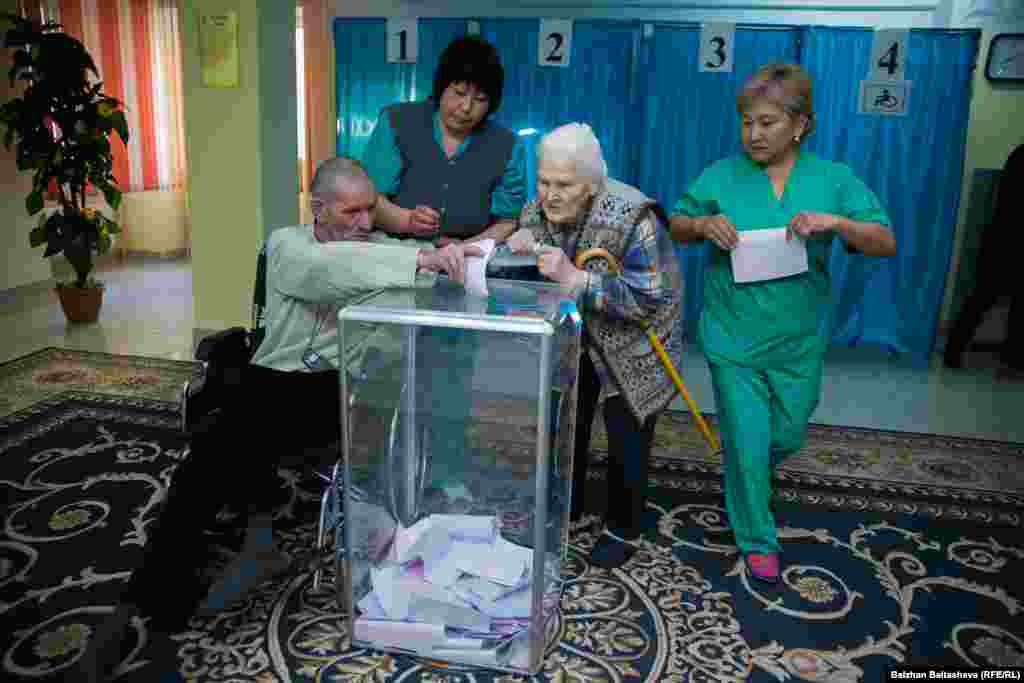 Пацентов, проживающих в Доме ветеранов, на избирательном участке сопровождали медсестры. 