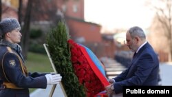 Премьер-имнистр Армении Никол Пашинян возложил венок к памятнику Неизвестному солдату в Москве, 20 апреля 2022 г.