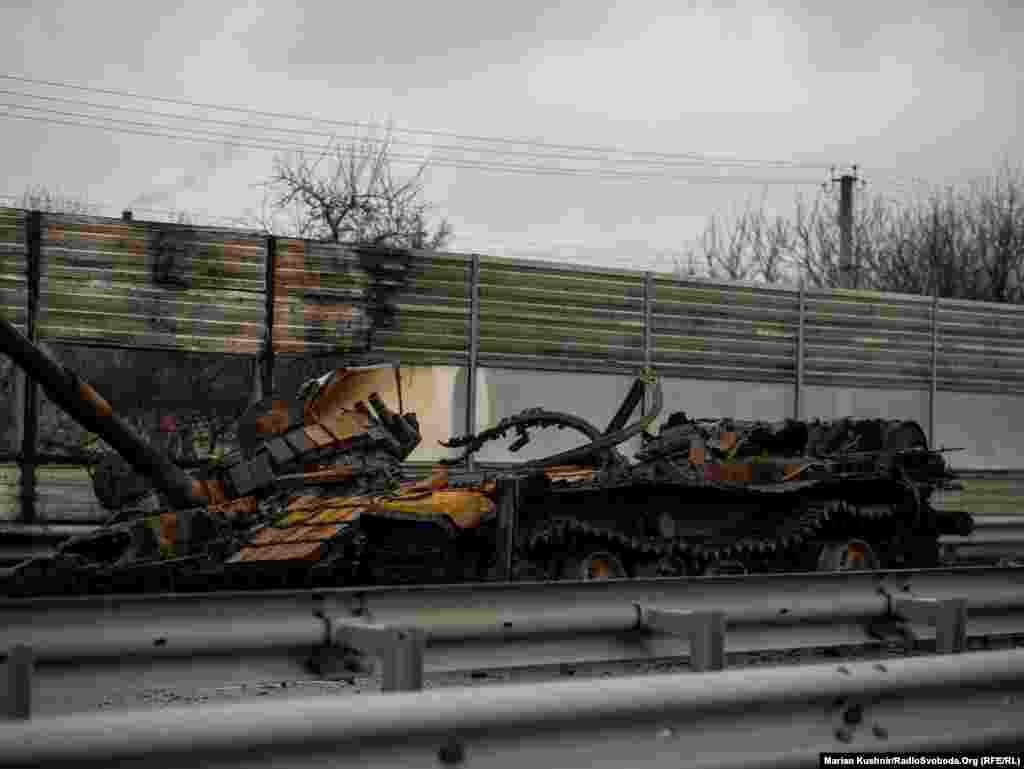 Спалена російська військова техніка поблизу Макарова, Київська область. 4 березня 2022 року