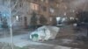 Во дворах в центре Ашхабада крыши падали на машины