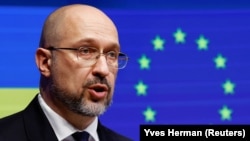 Денис Шмигаль додав, що тепер Київ очікує на наступний крок від європейських партнерів – початок переговорів про членство в Євросоюзі вже цього місяця