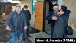 Соратники приветствуют Кенжебека Абишева дома сразу после освобождения. Алматинская область, 13 октября 2021 года
