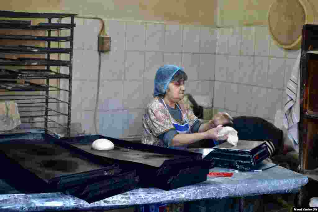 Լիդա Միքայելյանը խմոր է կտրատում Ստեփանակերտի հացի փռում: Հացթուխը լուսանկարիչ Վանյանին ասել է, որ «փառք Աստծո, դեռ հաց կա, բայց բանջարեղեն ընդհանրապես չկա»: 87-ամյա կինն ասում է, որ ռուս խաղաղապահները, որոնց հանձնարարված է պաշտպանել Լաչինի միջանցքը, գնալով ավելի անատամ են դառնում, քանի որ Ուկրաինա աղետալի ներխուժում իրականացրած Ռուսաստանը գնալով ավելի է խրվում այդ պատերազմում։ «Ադրբեջանն օգտագործում է այս պահը իր ծրագրերն առաջ տանելու համար»,- ասում է Միքայելյանը՝ հավելելով, որ «Ռուսաստանն ի վիճակի չէ պահպանել մեր անվտանգությունը, բայց միևնույն ժամանակ չի ցանկանում մեզ «կորցնել»։ Այսպիսին է իրավիճակը»։ 
