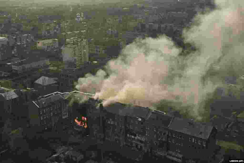 У Бахмуті після російського обстрілу горить житловий будинок. Фото від 7 грудня 2022 року. Російські війська продовжують невпинні ракетні обстріли та бомбардування українських позицій на Донеччині, зосередивши особливу увагу на Бахмуті – місті, яке зазнає атак уже майже сім місяців