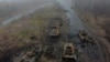 Blindate rusești distruse în apropiere de Kiev, Ucraina, 1 aprilie 2022.